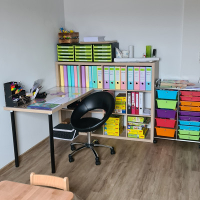 Büroecke mit Bastelwagen